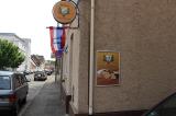 Auf dem Bild sind ausreichend Parkplätze vor dem Gebäude von E-Saan Thai-Massage zu sehen.